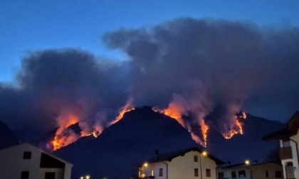 Incendio Longarone: sfiorato il cimitero del Vajont, fiamme a ridosso delle case