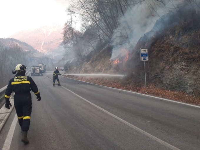 Inferno di fuoco a Longarone, si lotta contro il vento e si spera nella pioggia