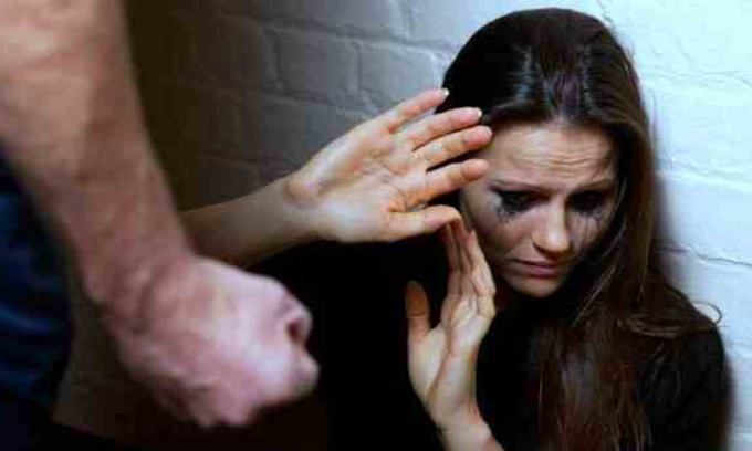 “Ritardata mentale, vai a prostituirti”, insultano la figlia per anni, ora chiedono lo psicologo