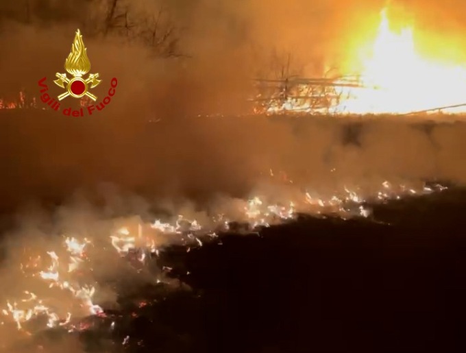 Paura in Col del Mich per un vasto incendio: a fuoco sterpaglia e piccoli arbusti