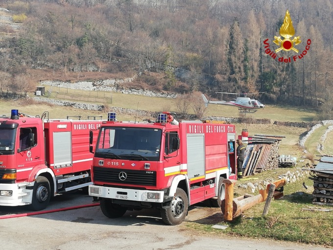 Il video e le foto delle operazioni di spegnimento dell’incendio a Fortogna