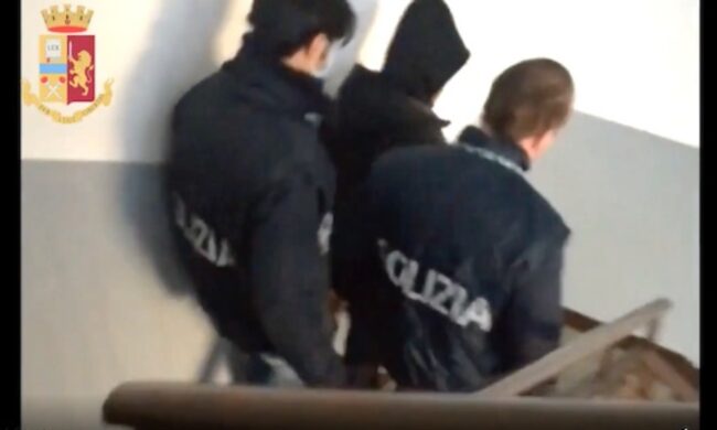 Spacca la vetrina di un centro commerciale ed entra, ma arriva la polizia e si nasconde in bagno