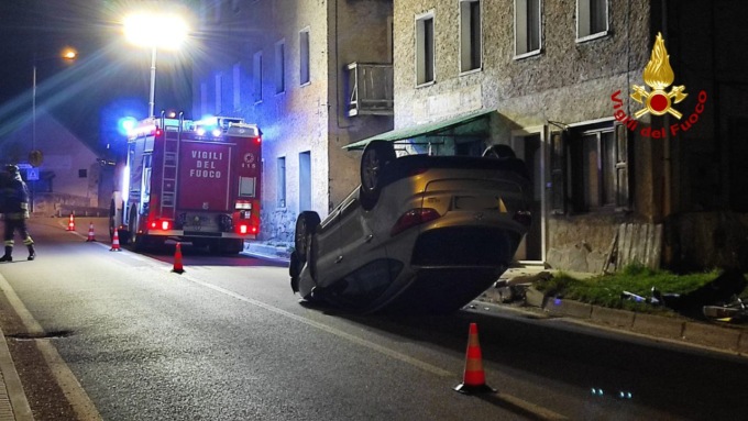 Perde il controllo dell’auto e si ribalta: conducente illeso
