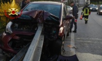 Finisce con l'auto contro la cuspide del guardrail: ferito il conducente