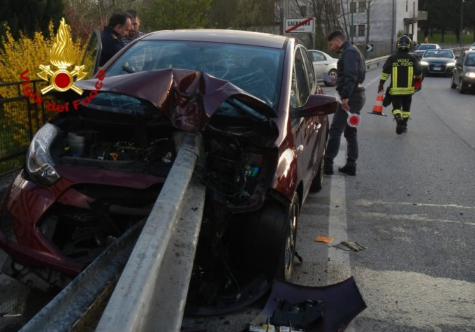 Finisce con l’auto contro la cuspide del guardrail: ferito il conducente