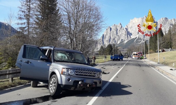 Violento incidente tra un’Audi e un Land Rover: un ferito grave
