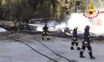 Incendio in un deposito di materiale in mezzo a due case cantoniere: si indaga sulle cause