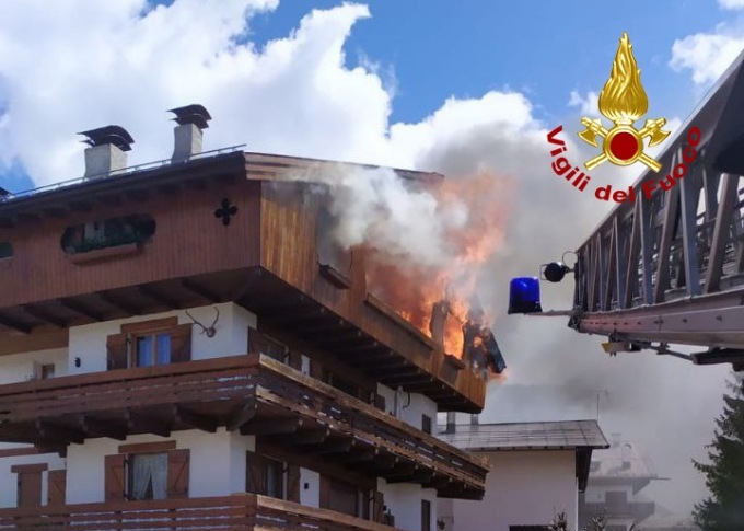 Incendio a Cortina: le foto della mansarda in legno divorata dalle fiamme