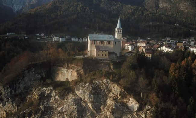 Operai calati dagli elicotteri per salvare la chiesa sospesa in Cadore