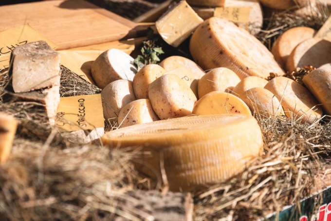 Mangia un formaggio a latte crudo, grave bimbo di un anno