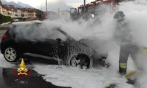 L'auto prende fuoco e il conducente rischia di essere divorato dalle fiamme