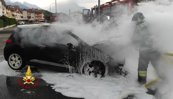 L’auto prende fuoco e il conducente rischia di essere divorato dalle fiamme