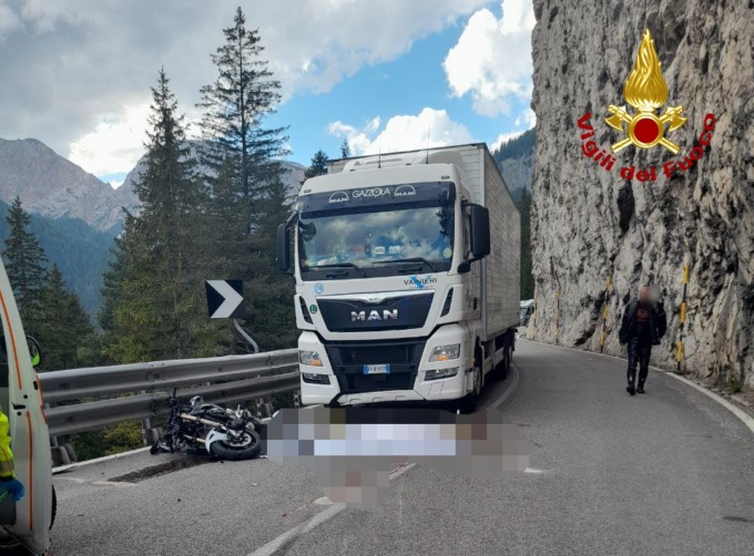 Frontale lungo la SS51: morto un motociclista