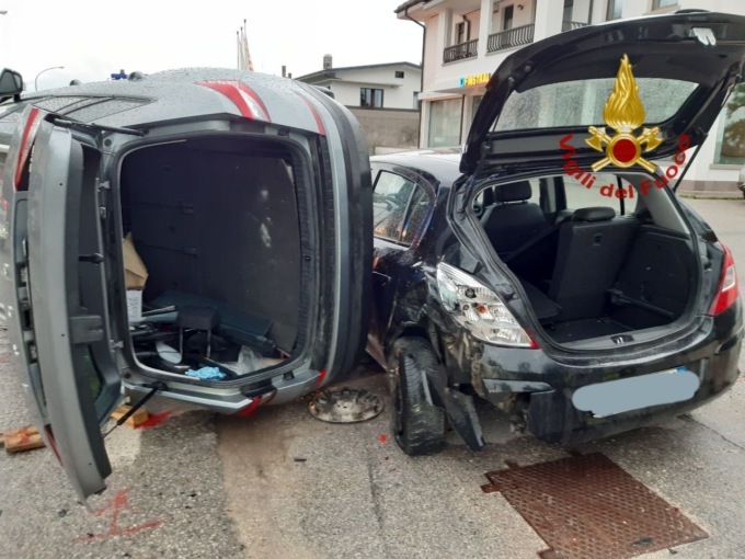 Piomba con l’auto contro una vettura in sosta: un ferito