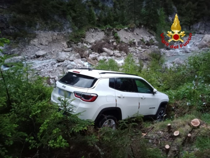 Santo Stefano di Cadore, le foto dell’auto che ha fatto un volo di 15 metri!