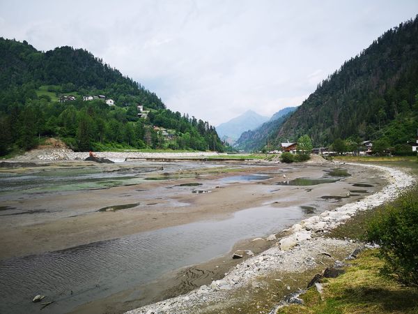 “Aiuto, non c’è più acqua nel Lago di Alleghe!”: non è colpa della siccità, ma di un cantiere…