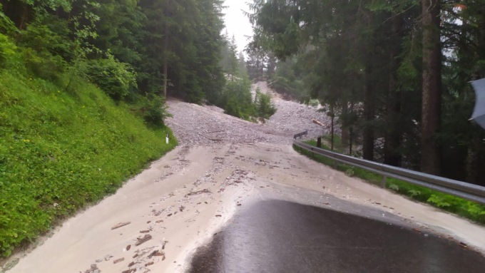 Le spaventose immagini della frana lungo la Sp 619 a Vigo di Cadore