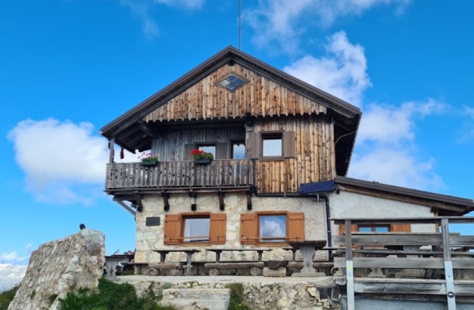 Escursionista 80enne cade e si frattura le costole: salva grazie al gestore del Rifugio Nuvolau
