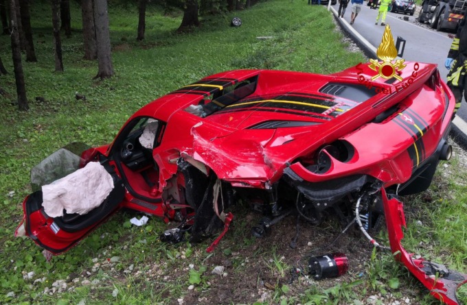 Violento incidente tra una Ferrari e un camion: disintegrato il bolide da 230mila euro