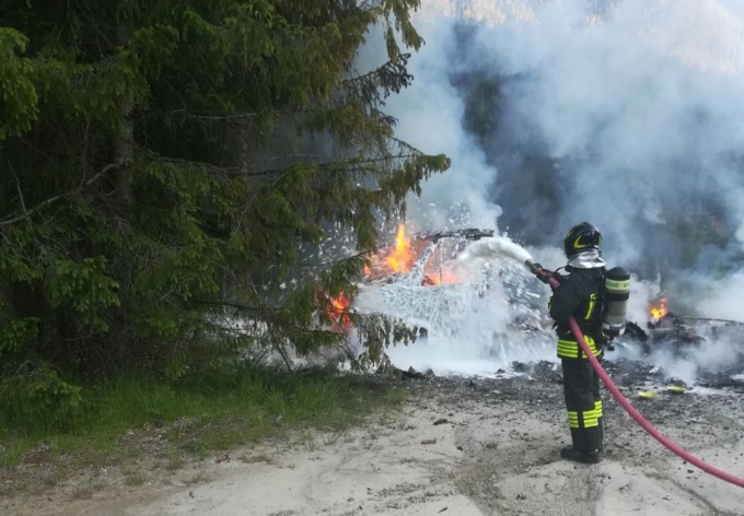 Camper in fiamme all’alba: all’interno è stato trovato il corpo carbonizzato di un uomo