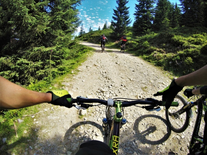 Cade con la e-bike mentre scende dal Rifugio Dal Piaz: colpita al torace dal manubrio