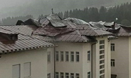 Nubifragio a Cortina: scoperchiato il tetto della scuola elementare Duca d'Aosta