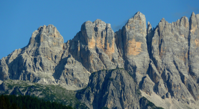 Anziana escursionista scivola lungo il sentiero, il marito per lo spavento perde i sensi