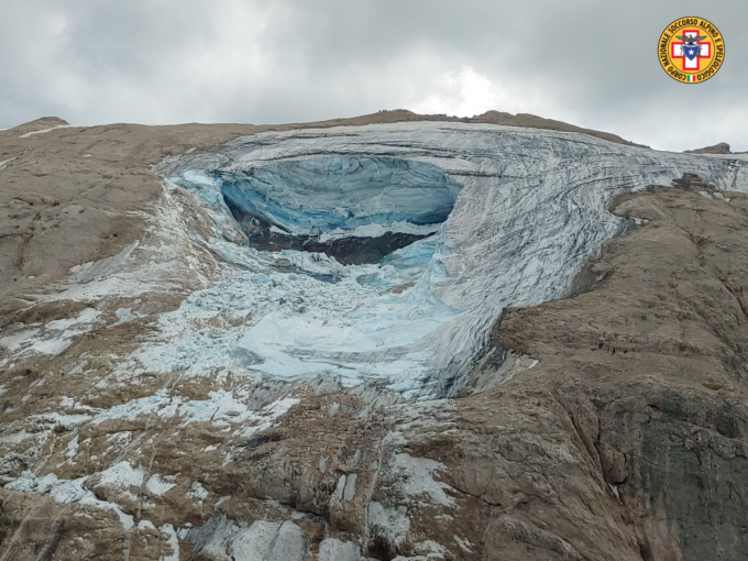 Crolla il ghiacciaio della Marmolada: il video della frana e i primi nomi dei dispersi