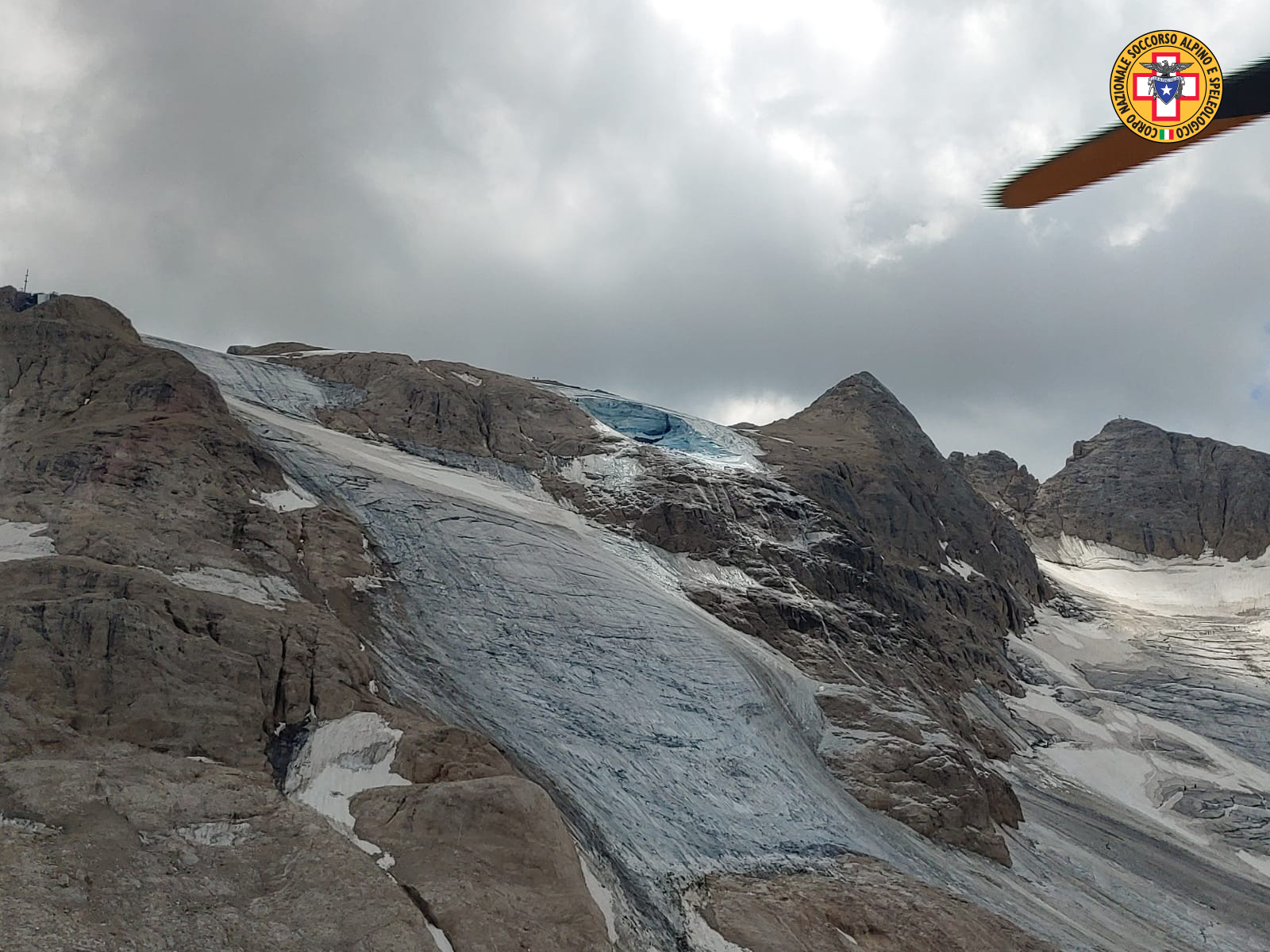 Crolla parte di ghiacciaio sulla Marmolada, almeno 5 morti e diversi feriti