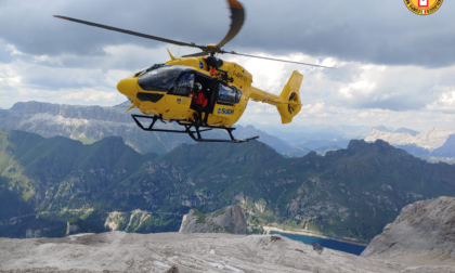 Alpinisti francesi raggiungono la vetta vietata della Marmolada ma poi restano bloccati tra i ghiacci