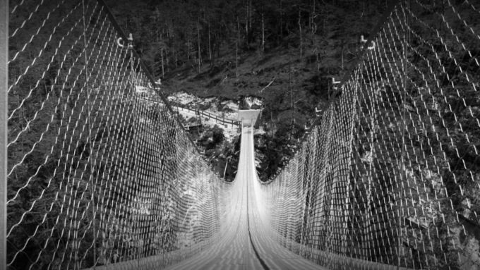 Sabato apre lo spettacolare ponte tibetano di Perarolo di Cadore: il video toglie il fiato