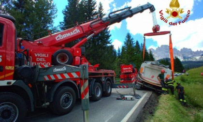 Le foto del camion carico d'asfalto uscito di strada con le ruote gemelle