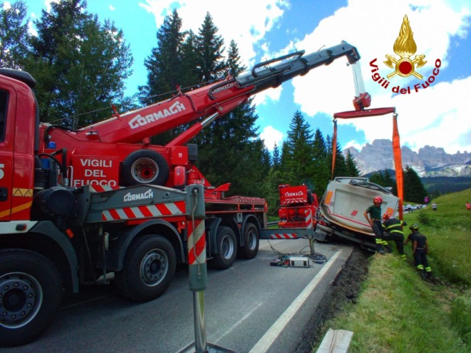 Le foto del camion carico d’asfalto uscito di strada con le ruote gemelle