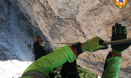 Alpinista sospeso nel vuoto a 50 metri d'altezza salvato dai soccorritori