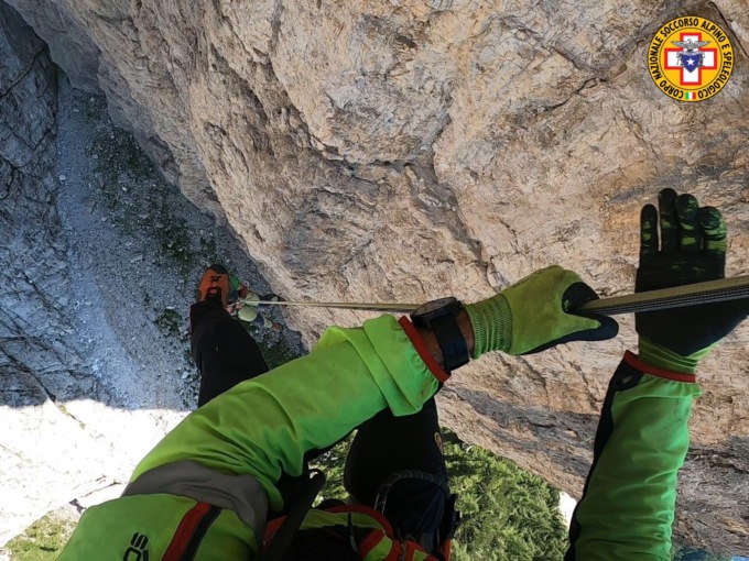 Alpinista sospeso nel vuoto a 50 metri d’altezza salvato dai soccorritori