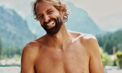 Massimiliano Rosolino "fatto a pezzi" sui social per la foto sorridente sotto la Marmolada