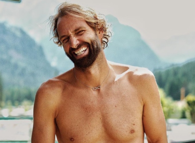 Massimiliano Rosolino “fatto a pezzi” sui social per la foto sorridente sotto la Marmolada