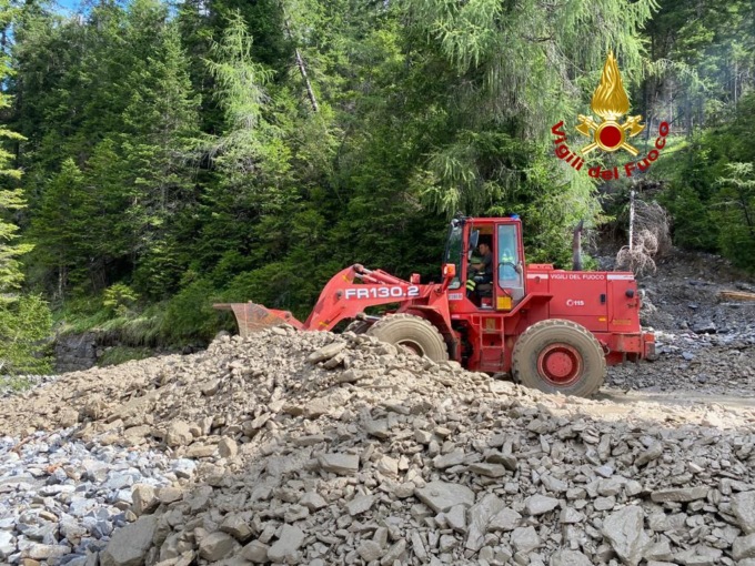 Vigo di Cadore, tre frane isolano la malga: rimaste bloccate 5 persone e 20 mucche