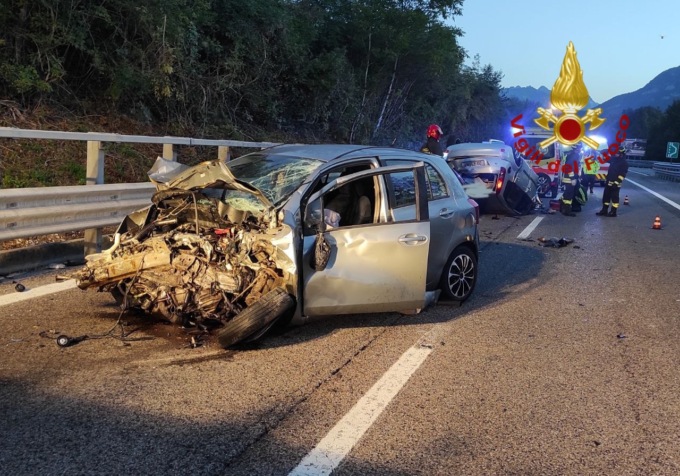 Tragico schianto in A27 direzione Belluno, morta una 49enne: gravissima un’altra donna