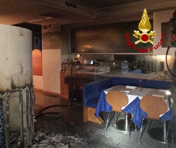Forno per la cottura della pizza in fiamme: paura in piazza Merlin a Trichiana