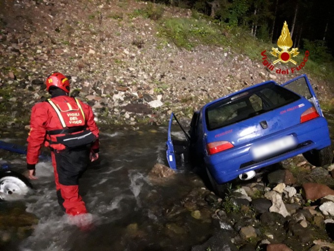 Auto con tre giovani a bordo finisce nel greto del torrente