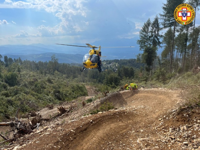 14enne perde il controllo della bici e cade lungo la pista di downhill