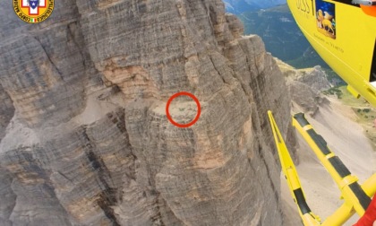 Alpinista 58enne "vola" sulla via Demuth: l'immagine del salvataggio a 2850 metri di quota