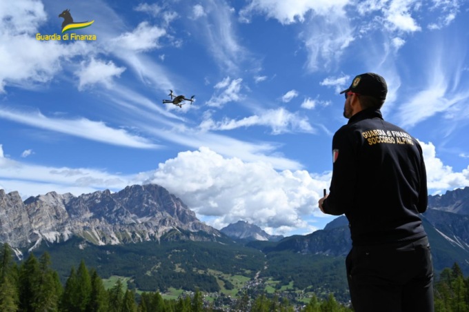 Fa volare il drone mentre è in servizio l’ambulanza mettendo a rischio l’intervento di soccorso