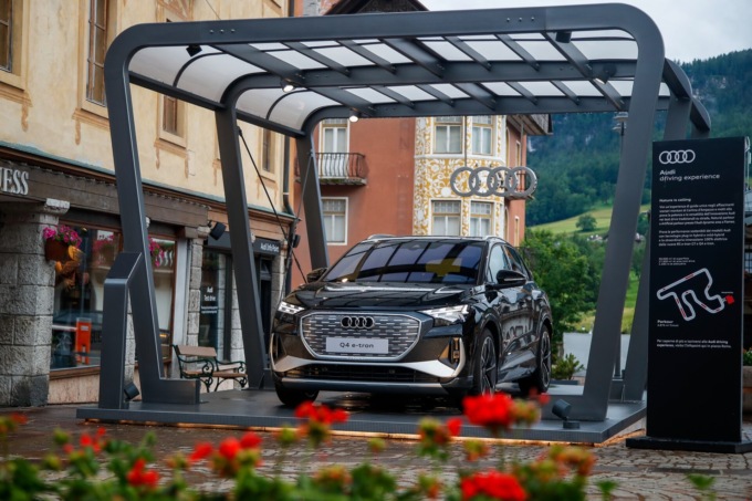 Cortina, sette indagati per la pubblicità Audi nel centro della città