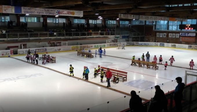 Bolletta di luglio da 50mila euro, palaghiaccio di Alleghe chiude: hockey senza casa