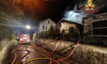 Paura nella notte: a fuoco il garage di un'abitazione abbandonata