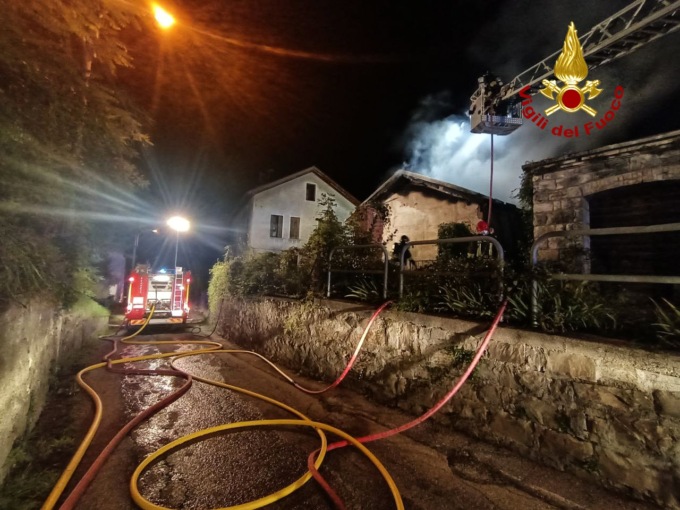 Paura nella notte: a fuoco il garage di un’abitazione abbandonata