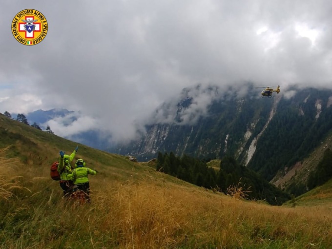 Escursionista ruzzola per una trentina di metri tra salti di roccia: 73enne grave