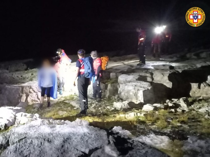 Si avventurano sotto le Tre Cime ma scoppia un violento temporale e restano intrappolati in una grotta